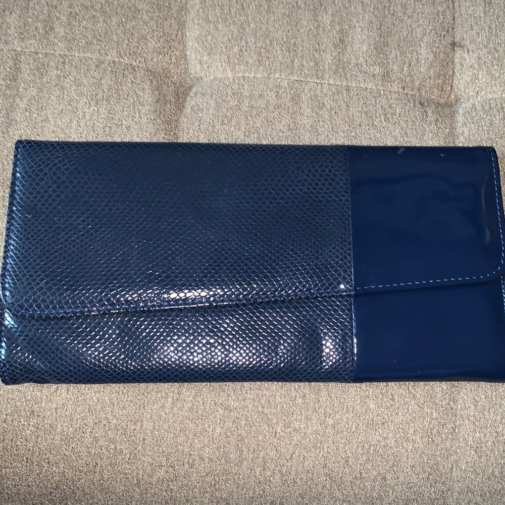 Blue long clutch with shoulder chain